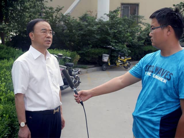 山東天意機械董事長劉洪彬作為基層共產(chǎn)黨員，今天接受了當?shù)赜浾叩牟稍L